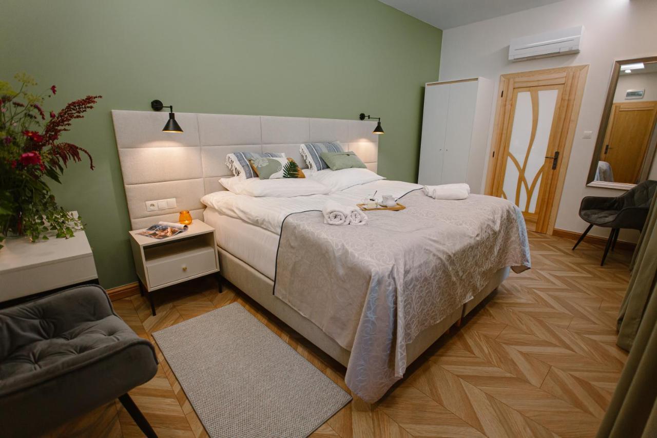 Dom W Starym Parku Hotel Biskupice  Luaran gambar